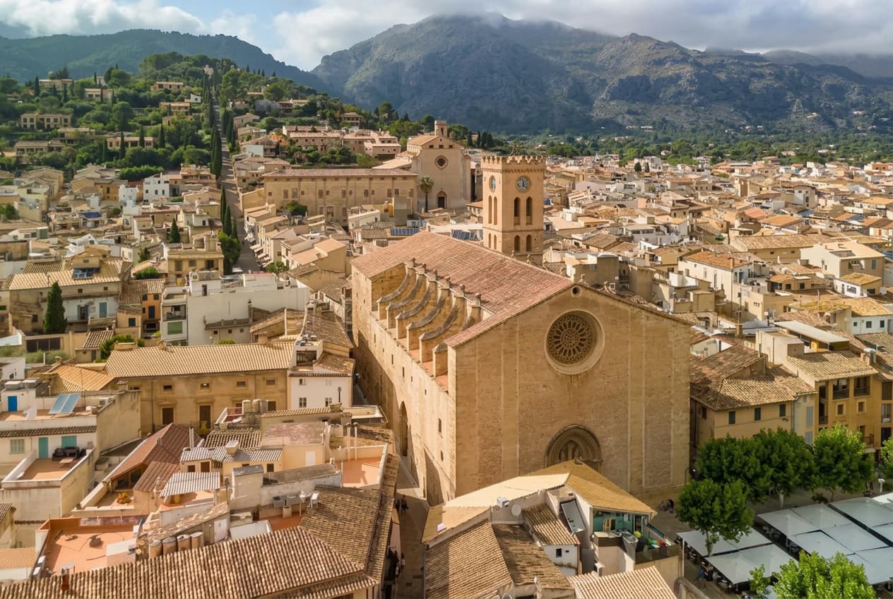 Uitzicht op Pollença op Mallorca met het historische centrum en het Tramuntana-gebergte